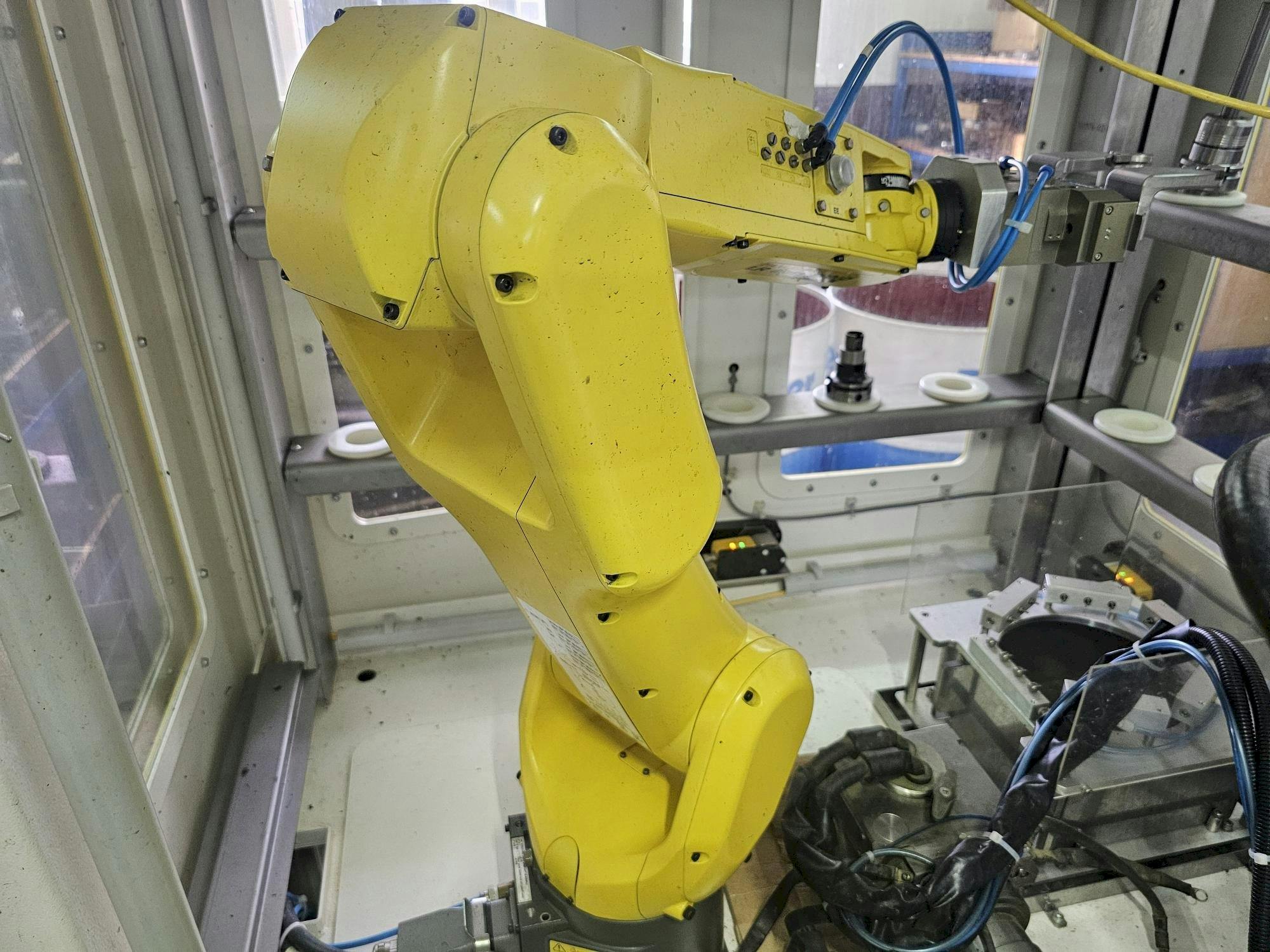 Mašīnas FANUC LR Mate 200 id 7L  pretskats