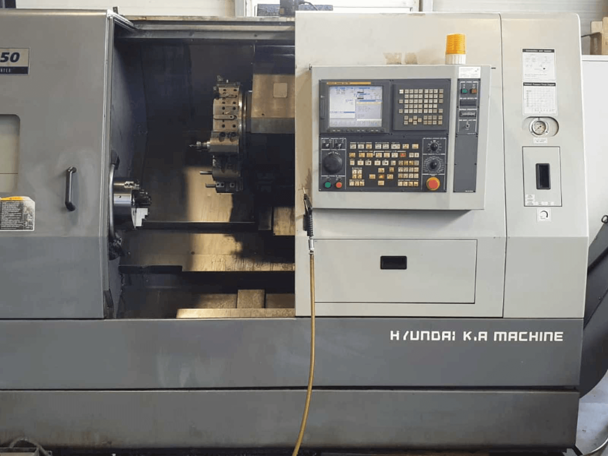 Mašīnas Hyundai Kia SKT250 pretskats